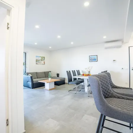 Luxury Karigo 5 Апартаменти *